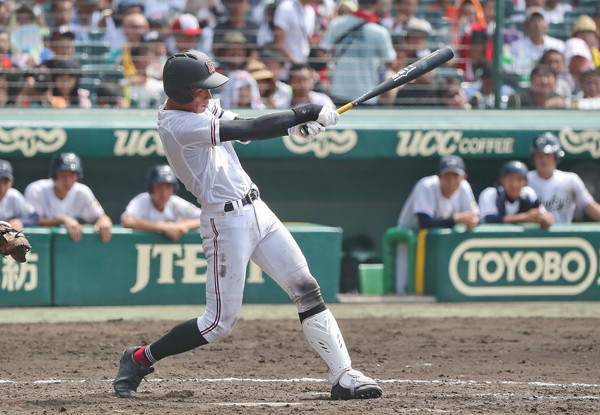 この夏の甲子園で６本塁打を放ち、大会新記録を更新した広陵・中村奨成