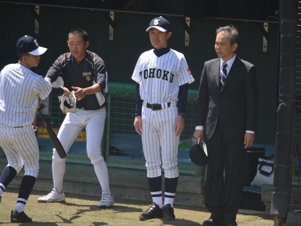 昨年11月に東北高校の監督に就任した富澤清徳氏（写真右から２人目）