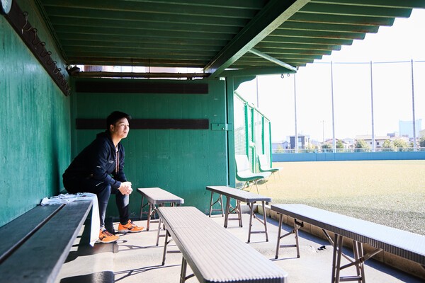 ENEOSとどろきグランド三塁側ベンチの定位置からグラウンドを眺める 撮影／村上庄吾