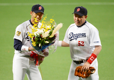 英智の引退試合で花束を贈る同級生の小田