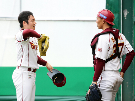 投球練習終了後、松井裕樹（左）にアドバイスを送る嶋基宏。
