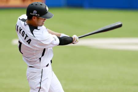 ４月６日の試合で２打席連続本塁打を放ったロッテの清田育宏。