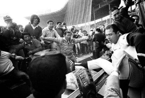 1973年10月22日、優勝した巨人ベンチに なだれ込み、王貞治を襲う阪神ファン