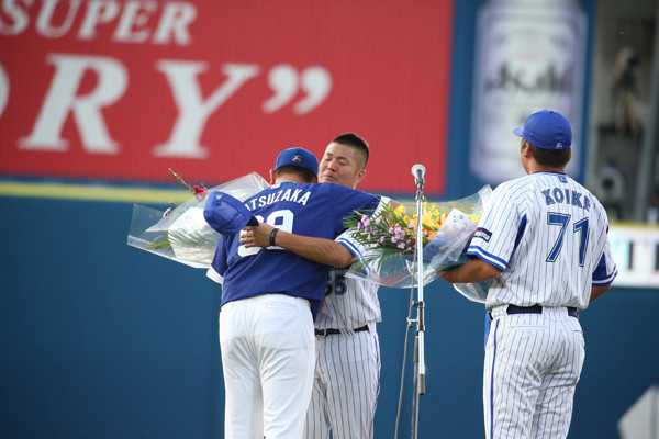 引退セレモニーで松坂大輔（写真左）と抱き合う後藤武敏。右は小池正晃コーチ
