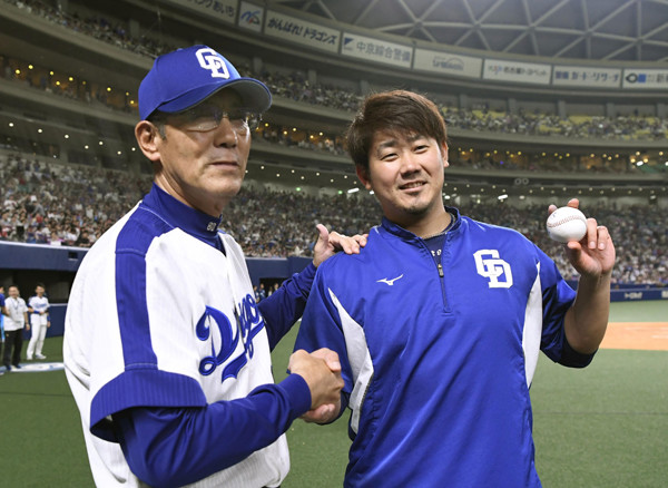 日本球界で12年ぶりの勝利を挙げた松坂大輔（写真右）を称える森繁和監督