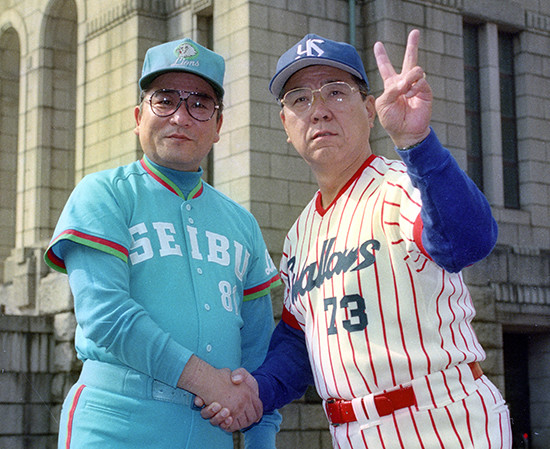 1992年の日本シリーズ前に握手を交わす、西武の森監督とヤクルトの野村監督 photo by Kyodo News