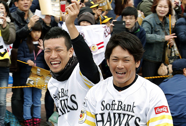 ホークスの日本一を支えた千賀滉大（左）と甲斐拓也の育成出身バッテリー　photo by Kyodo News