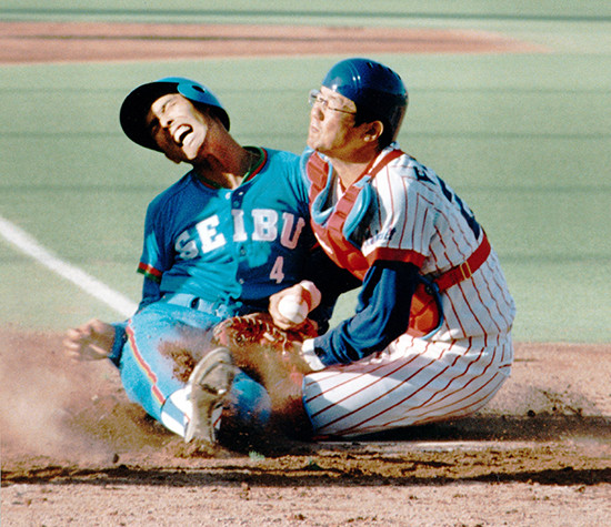 1993年の日本シリーズ第４戦で、古田（右）にブロックされてアウトになった笘篠（左）photo by Sankei Visual