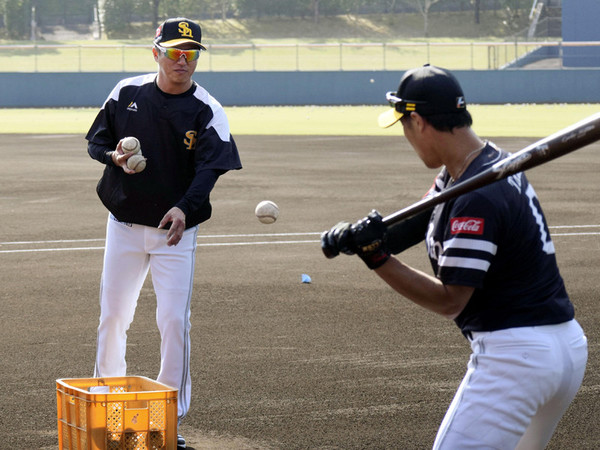 打撃指導をするソフトバンク・平石洋介打撃兼野手総合コーチ（写真左）