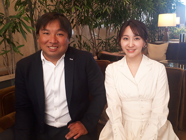 YouTubeチャンネルが人気の里崎智也と、アシスタントの袴田彩会アナ
