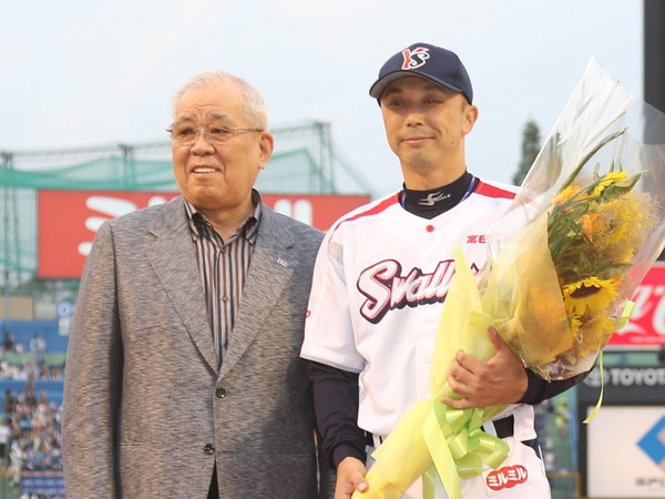 2000本安打を達成し、表彰式で野村克也（左）に祝福を受けた宮本慎也
