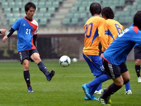 五輪代表が仙台と強化試合を実施。小林祐希（写真左）をはじめ、予選メンバーではない『新顔』が奮闘した。