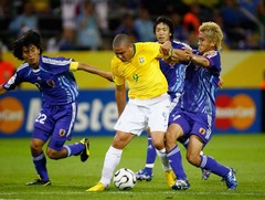 2006年６月22日、ドイツＷ杯グループリーグ最終戦でブラジルと対戦した日本は１－４で敗れた。写真はロナウドの突破を止めようとする稲本と中澤