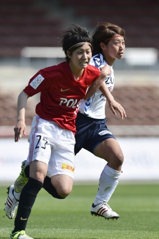なでしこリーグ第７節、浦和対INAC神戸で先発した田中陽子（写真右）。