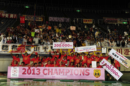 なでしこリーグカップ初優勝を喜ぶINAC神戸の選手たち