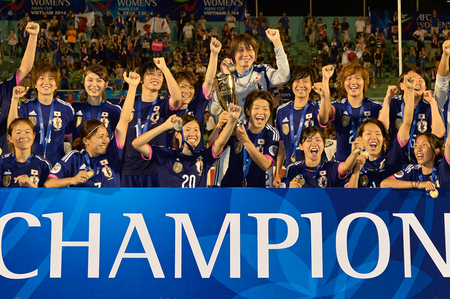 アジアカップ初制覇を成し遂げ、笑顔のなでしこジャパン