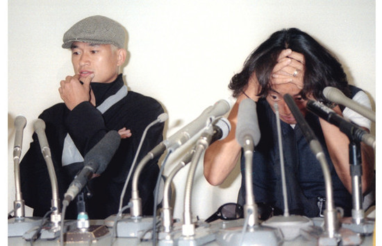 Ｗ杯メンバーから漏れ、帰国後に空港での会見に臨んだ北澤豪（右）と三浦知良。photo by Kyodo News