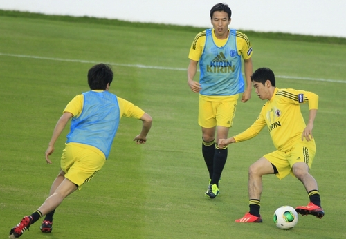 試合会場で調整する香川ら日本代表。コンフェデでブラジル、イタリア、メキシコと対戦する
