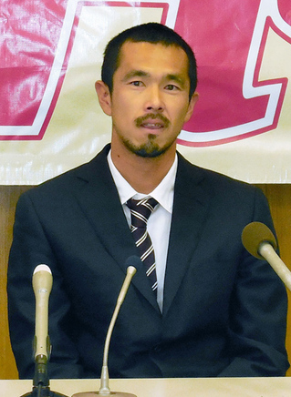 廿日市FC入団記者会見をする元日本代表、久保竜彦。2013年、現役復帰した