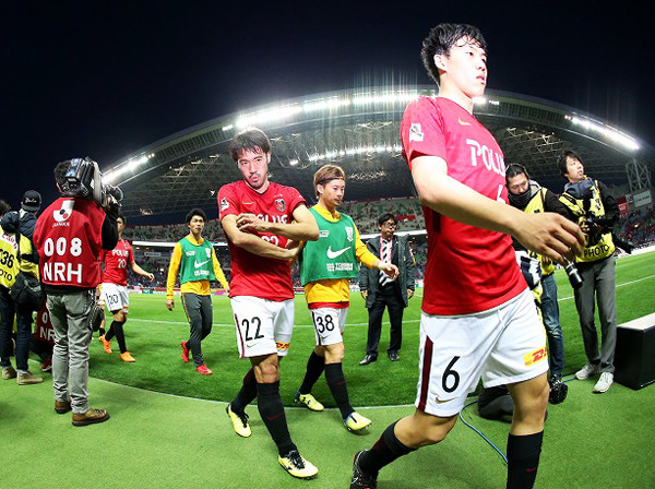 ホームで逆転負けを喫し、険しい表情で引き上げる浦和の選手たち