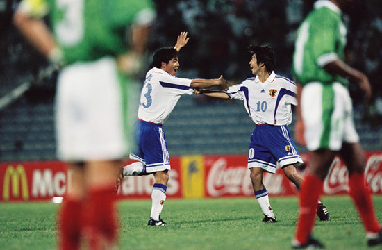 メキシコ戦でゴールを決めて歓喜する小野伸二。右は本山雅志。photo by Yanagawa Go