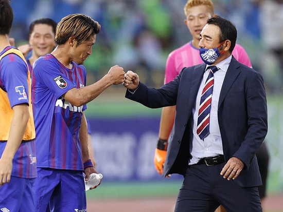 木村氏が今季の躍進を期待しているのは、長谷川健太監督（写真右）率いるFC東京
