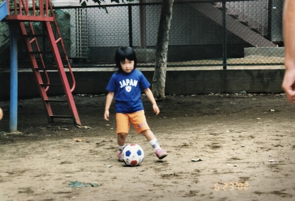 公園でサッカーをする幼少期の眞嶋さん 写真／本人提供