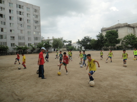 平壌市内の一般の小学校での練習風景