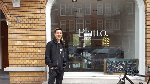 アムステルダムに開店した美容サロンの前に立つ小林祐希 photo by Kurihara Masao