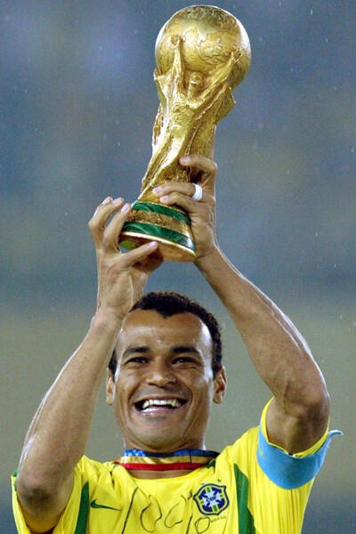 横浜国際競技場で優勝カップを掲げるブラジル代表のカフー photo by Reuters／AFLO