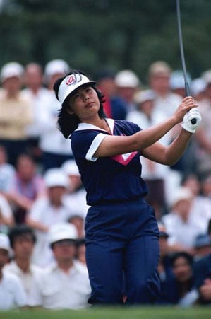 1982年当時は、日本ツアーでも活躍していた岡本綾子。その前年には、樋口久子を抜いて初の賞金女王に輝いている。
