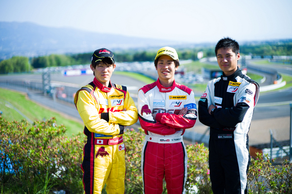 F4に参戦している、三笠雄一（左）、坪井翔（中央）、山田遼（右）。