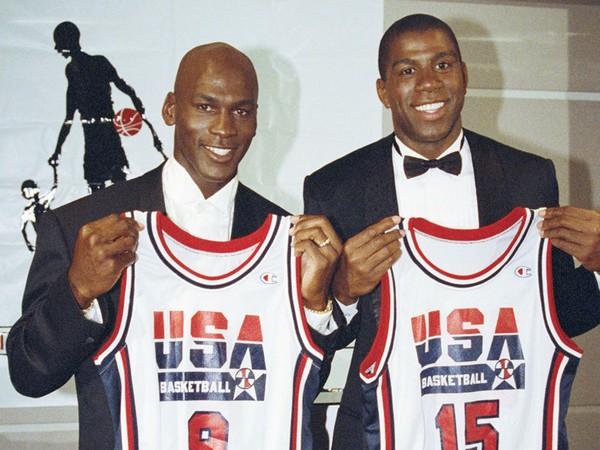 NBA界の両雄マイケル・ジョーダン（左）とマジック・ジョンソン