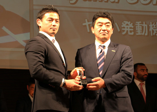 トップリーグ年間表彰式で、得点王、特別賞など個人表彰された五郎丸歩（左）
