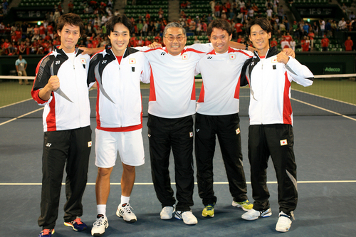ワールドグループに復帰した日本。左から、錦織圭、添田豪、植田実監督、伊藤竜馬、杉田祐一