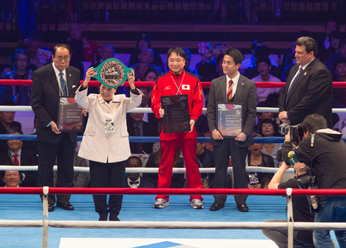 WBC名誉チャンピオンベルトを受け取る、袴田巌氏の姉・秀子さん