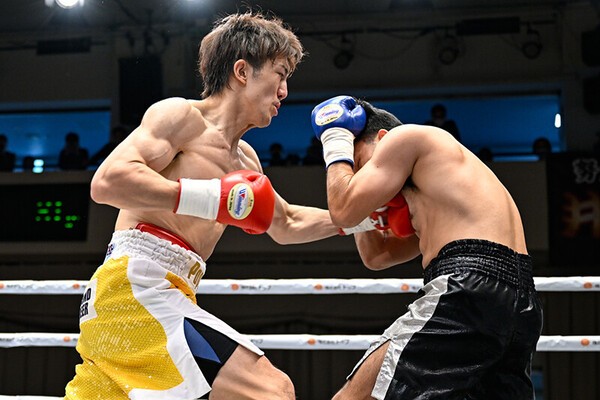 今年２月の現役復帰１戦目をTKOで勝利した井上浩樹（左）