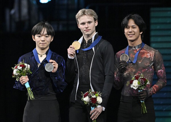 世界選手権を圧勝したイリア・マリニン（中央）と２位の鍵山優真（左）、３位のアダム・シャオ イム ファ photo by Kyodo News