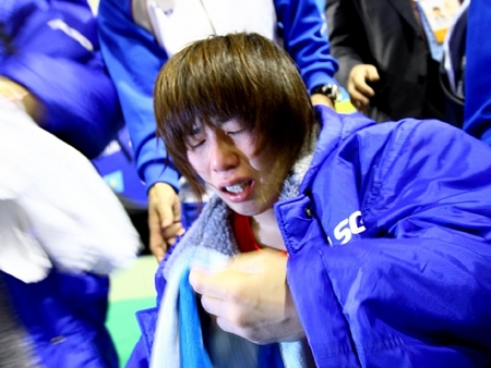 格下の相手に判定負けを喫し、試合会場で泣き崩れる吉田沙保里