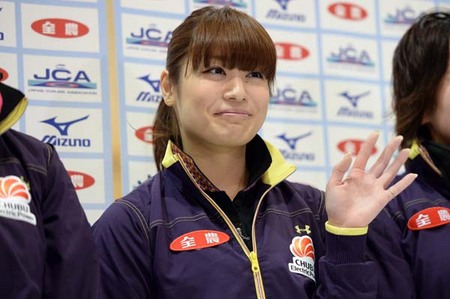 日本選手権３連覇を果たし、笑顔で声援に応える中部電力主将の市川美余。