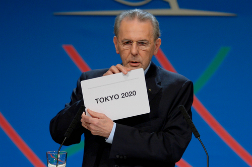 東京が五輪開催地に決定したことを発表するジャック・ロゲIOC会長