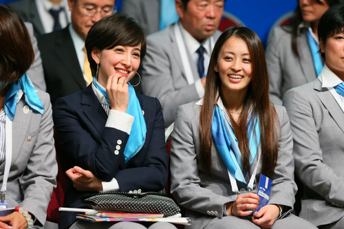 東京開催決定後、田中理恵さん(写真右)と談笑する滝川クリステルさん(左) 