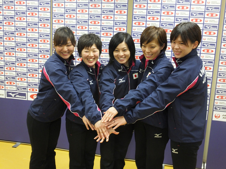 カーリング女子代表メンバー。左から吉田知那美、苫米地美智子、船山弓枝、小笠原歩、小野寺佳歩。