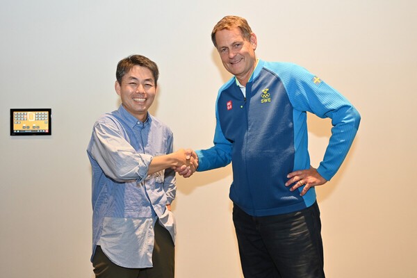 ファーストリテイリング取締役の柳井氏（左）とスウェーデン五輪委員会 CEOの ピーター氏