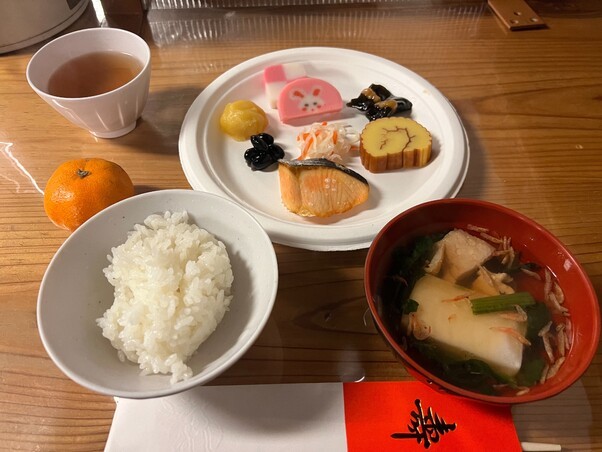 元日の燕山荘のおせち朝食 photo by Semi