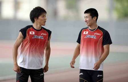 代表の公開練習でもリラックスした表情を見せていた、桐生祥秀（右と）山縣亮太（左）