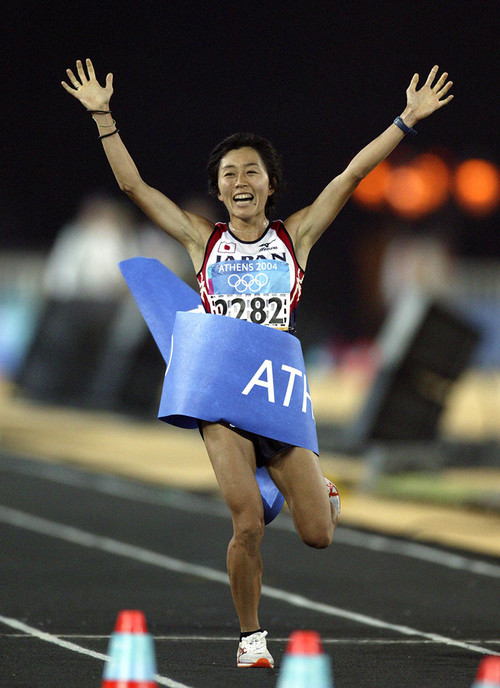 2004年アテネ五輪女子マラソンで優勝した野口みずき