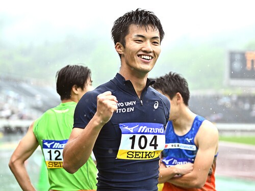 雨のなかの男子100m決勝で接戦を制した柳田大輝