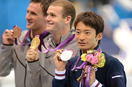 銀メダルを掲げる入江陵介（右）。中央はタイラー・クラリー、左はライアン・ロクテ