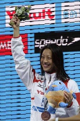 銅メダルを獲得し、表彰台で笑顔を見せる寺川綾